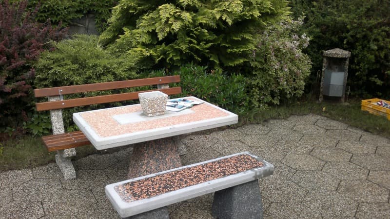 Odpadkový koš s podstavcem s komaxitovou nádobou