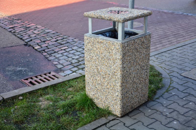 Odpadkový koš HUGO se stříškou a popelníkem