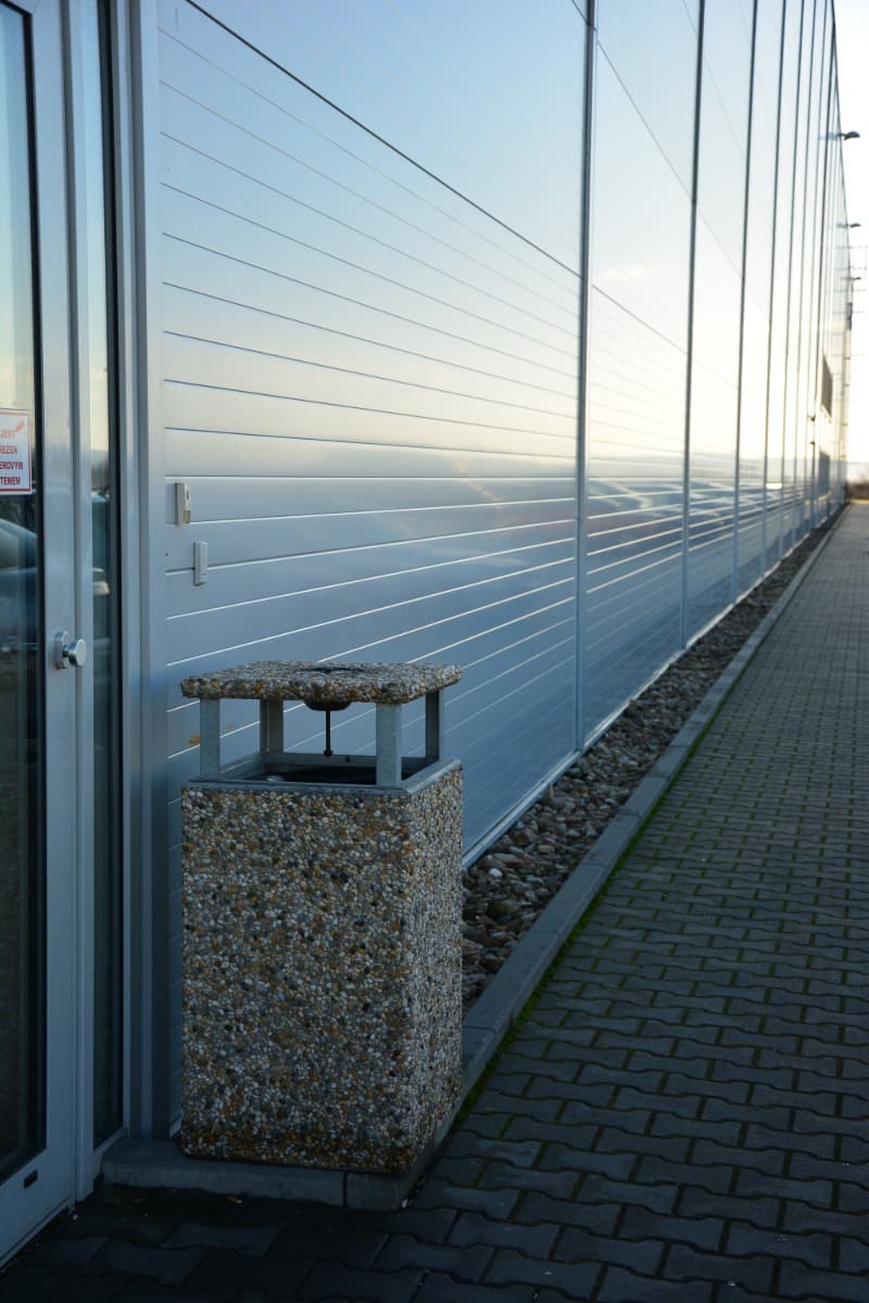 Odpadkový koš HUGO se stříškou a popelníkem